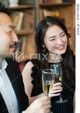 港区六本木にいそうな美しい若い女性と起業で成功していそうなヒゲの男性のカップル 84674988