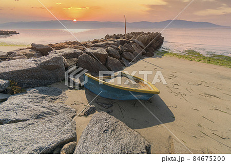 壊れたボート　 84675200