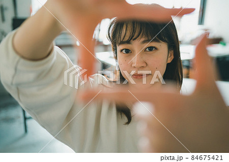 指フレームで構図を決める女性 指フレームで構図を決める女性 84675421