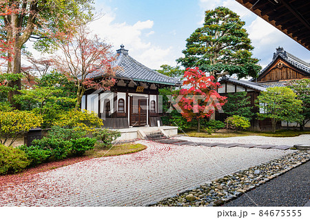 秋の京都　建仁寺　納骨堂 84675555