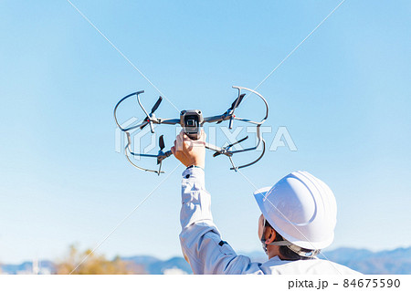 ドローンを飛ばす作業員 84675590
