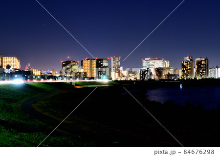 川崎市 多摩川土手から見る川崎駅近くのタワーマンション群の夜景 川崎市 多摩川土手から見る川崎駅近くのタワーマンション群の夜景 84676298
