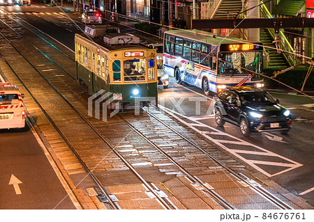 《長崎県》長崎市路面電車の夜景・長崎駅付近 84676761