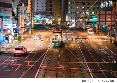 《長崎県》長崎市路面電車の夜景・長崎駅付近 84676786