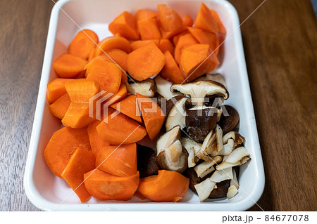 カットされたにんじんとしいたけ カットされたにんじんとしいたけ 84677078