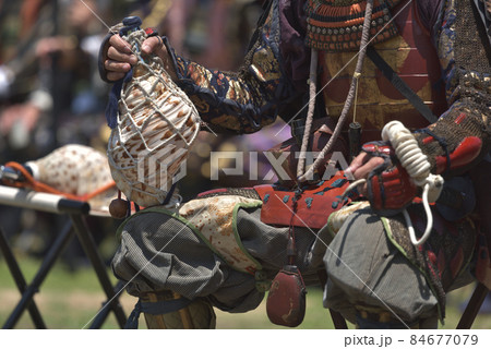 岡山城鉄砲隊　火縄を持つ武将 84677079