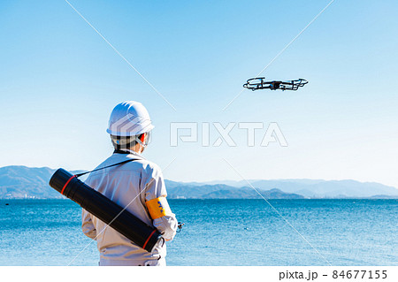 ドローンを操縦する作業員 ドローンを操縦する作業員 84677155