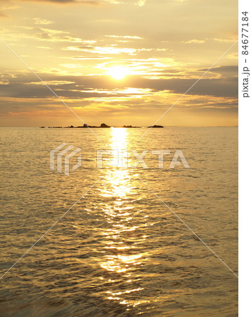 夕陽（福岡県糸島市の幣の浜にて） 84677184