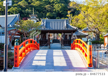 神戸・紅葉の須磨寺の龍華橋から仁王門を望む 神戸・紅葉の須磨寺の龍華橋から仁王門を望む 84677533
