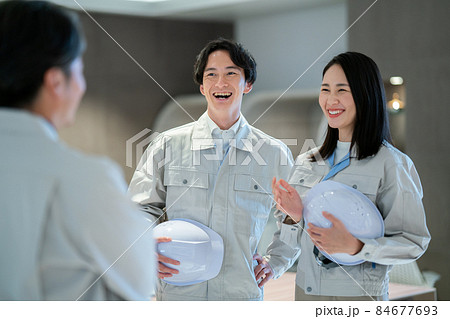 打ち合わせをする作業員チーム 撮影協力:WEEK芝大門(サンフロンティア不動産) 打ち合わせをする作業員チーム 撮影協力:WEEK芝大門(サンフロンティア不動産) 84677693