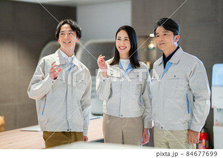 打ち合わせをする作業員チーム　撮影協力：WEEK芝大門（サンフロンティア不動産） 84677699