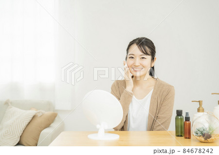コットンを使う女性（笑顔） 84678242