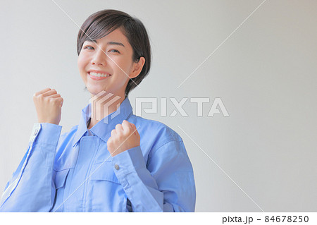 両手でガッツポーズのユニフォームの女性1 両手でガッツポーズのユニフォームの女性1 84678250
