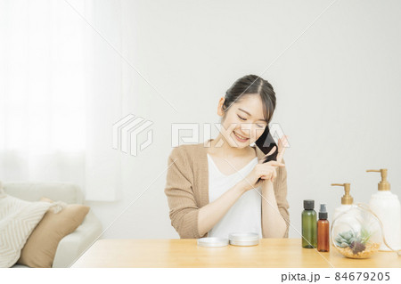 ヘアケア商品を使う女性(笑顔) ヘアケア商品を使う女性(笑顔) 84679205