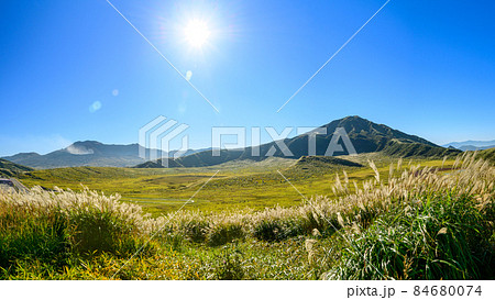 さわやか自然「阿蘇山・草千里ヶ浜・烏帽子岳」朝空と朝陽を背景に展望台からの風景 さわやか自然「阿蘇山・草千里ヶ浜・烏帽子岳」朝空と朝陽を背景に展望台からの風景 84680074
