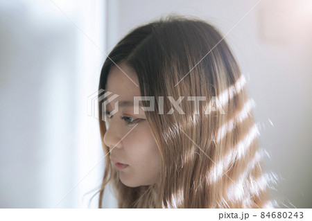 悩む、考え事をする女性 84680243