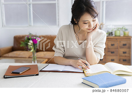 勉強する大人の女性 84680307
