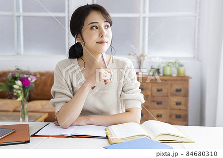 勉強する大人の女性 84680310