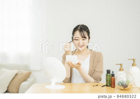アイシャドウを使う女性 アイシャドウを使う女性 84680322