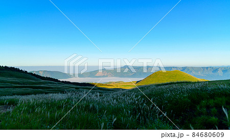 さわやか自然「阿蘇山への道」米塚の雲海風景Sea of clouds of Yonezuka 84680609