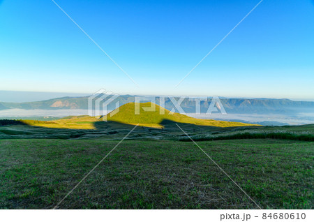 さわやか自然「阿蘇山への道」米塚の雲海風景Sea of clouds of Yonezuka 84680610