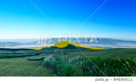 さわやか自然「阿蘇山への道」米塚の雲海風景Sea of clouds of Yonezuka さわやか自然「阿蘇山への道」米塚の雲海風景Sea of clouds of Yonezuka 84680611
