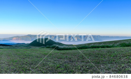 さわやか自然「阿蘇山への道」米塚の雲海風景Sea of clouds of Yonezuka 84680638
