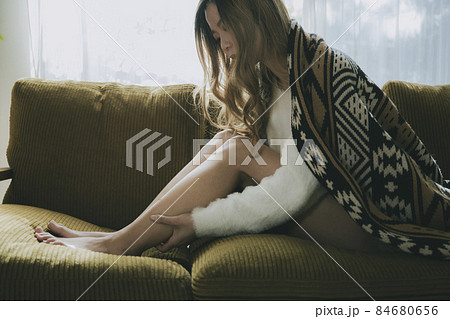 ソファで脚をマッサージする女性 ソファで脚をマッサージする女性 84680656