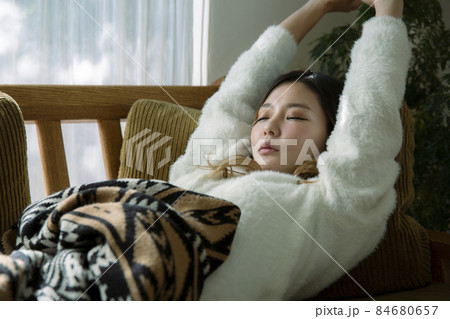ソファで横になる疲れた女性 84680657