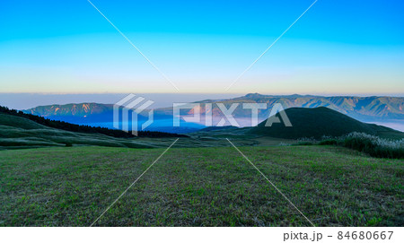 さわやか自然「阿蘇山への道」米塚の雲海風景Sea of clouds of Yonezuka さわやか自然「阿蘇山への道」米塚の雲海風景Sea of clouds of Yonezuka 84680667