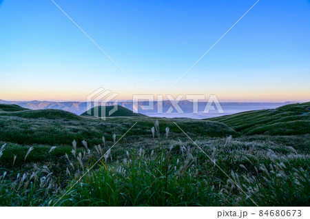 さわやか自然「阿蘇山への道」米塚の雲海風景Sea of clouds of Yonezuka さわやか自然「阿蘇山への道」米塚の雲海風景Sea of clouds of Yonezuka 84680673