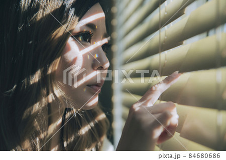 若い女性とブランドの光と影が差し込むおしゃれなポートレート 若い女性とブランドの光と影が差し込むおしゃれなポートレート 84680686