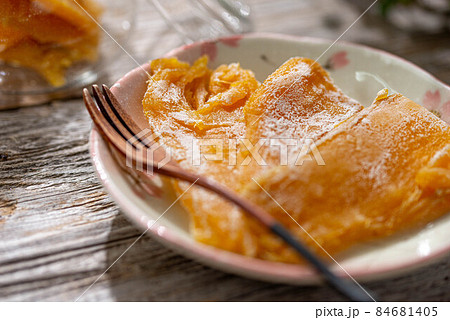 秋の味覚　手作りの干し芋  84681405