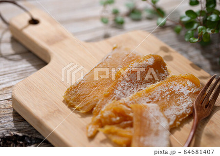 秋の味覚 手作りの干し芋 秋の味覚 手作りの干し芋 84681407