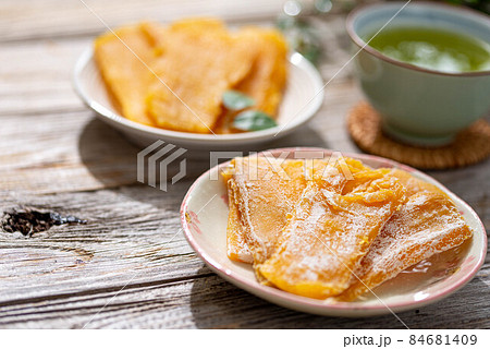 秋の味覚　手作りの干し芋  84681409