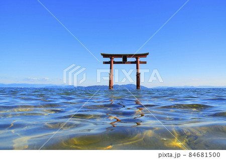 近江聖人の古里にある白髭神社の湖中鳥居 近江聖人の古里にある白髭神社の湖中鳥居 84681500