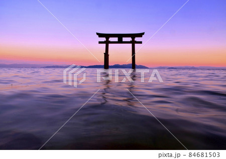 近江聖人の古里にある白髭神社の湖中鳥居 近江聖人の古里にある白髭神社の湖中鳥居 84681503