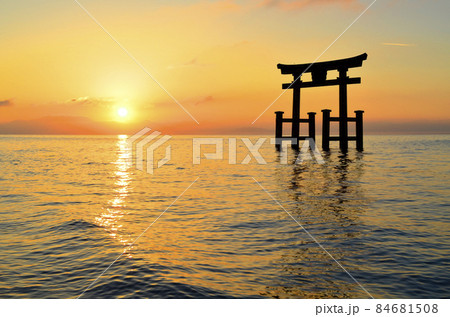 近江聖人の古里にある白髭神社の湖中鳥居 近江聖人の古里にある白髭神社の湖中鳥居 84681508