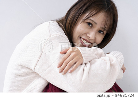冬ファッションの女性 84681724