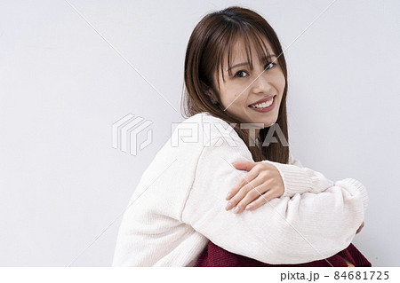 冬ファッションの女性 84681725