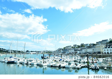 フランス・ブルターニュ地方の港と青空 84682016