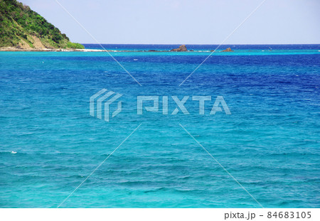 奄美の龍郷町の倉崎ビーチの美しい海 奄美の龍郷町の倉崎ビーチの美しい海 84683105