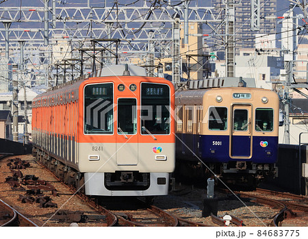 阪神　甲子園折返しの8000系と5000系普通 84683775