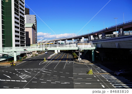 神戸　幹線道路が交差する風景（国道2号、フラワー道路、阪神高速等）（税関前、秋） 84683810