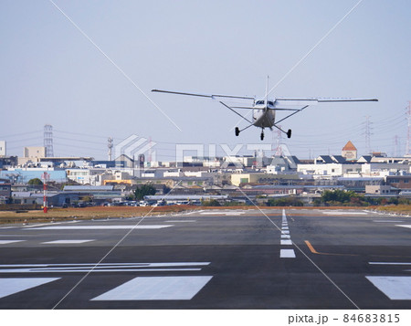 大阪 八尾空港 離着陸訓練するセスナ機(セスナ172S、八尾、初冬) 大阪 八尾空港 離着陸訓練するセスナ機(セスナ172S、八尾、初冬) 84683815
