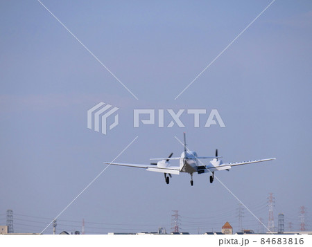大阪 八尾空港 離陸するセスナ機(ビーチクラフトG58バロン、八尾、初冬) 大阪 八尾空港 離陸するセスナ機(ビーチクラフトG58バロン、八尾、初冬) 84683816