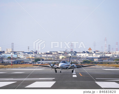 大阪 八尾空港 離陸準備のセスナ機(ビーチクラフトG58バロン、八尾、初冬) 大阪 八尾空港 離陸準備のセスナ機(ビーチクラフトG58バロン、八尾、初冬) 84683820