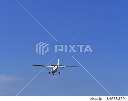 大阪 八尾空港 飛行するセスナ機(セスナ172P、八尾、初冬) 大阪 八尾空港 飛行するセスナ機(セスナ172P、八尾、初冬) 84683829