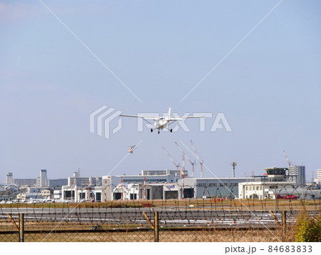 大阪　八尾空港　管制塔と着陸態勢のセスナ機（セスナ172P、八尾、初冬） 84683833