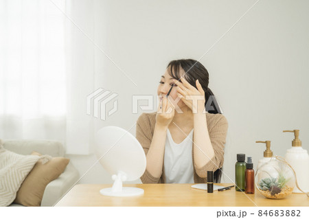 アイラインを引く女性(インライン) アイラインを引く女性(インライン) 84683882